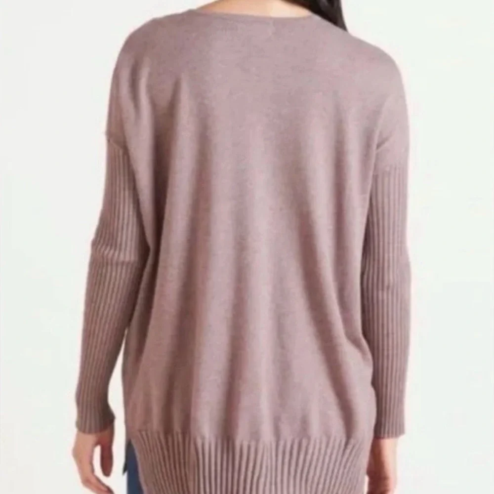 Evereve Women's V-Neck Sweater in Lavender